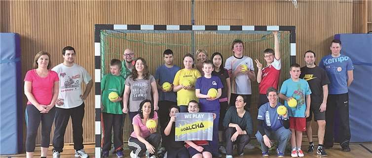 Mit viel Spaß gingen die elf Schüler der Förderschule am Bienhorntal an den Streethandball. privat