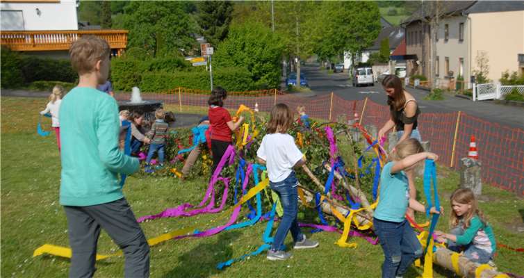 Mit viel Spaß schmückten die Kinder den Maibaum. Foto: privat