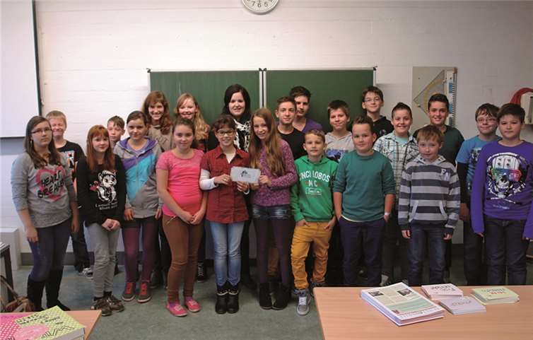 Mit viel Spaß und Elan gingen die Kinder daran, um Spendendosen zu basteln. Am Ende konnten sie den gesammelten Betrag persönlich an die Vorsitzende des Bunten Kreises, Inka Orth, übergeben. privat