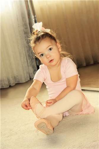 Mit viel Spaß und Freude, tanzend und spielerisch lernen die Kinder hier den Einstieg in die Welt des Balletts. Foto: privat