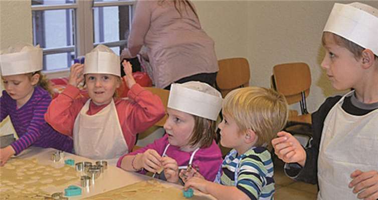 Mit viel Spaß zauberten die Kleinen ihre Kunstwerke auf die Bleche.privat