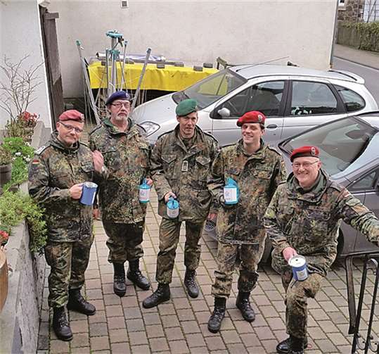 Mit viel Sympathie empfangen wurden die Abordnung der Reservistenkameradschaft Andernach-Mendig an den Haustüren in Niederzissen. privat