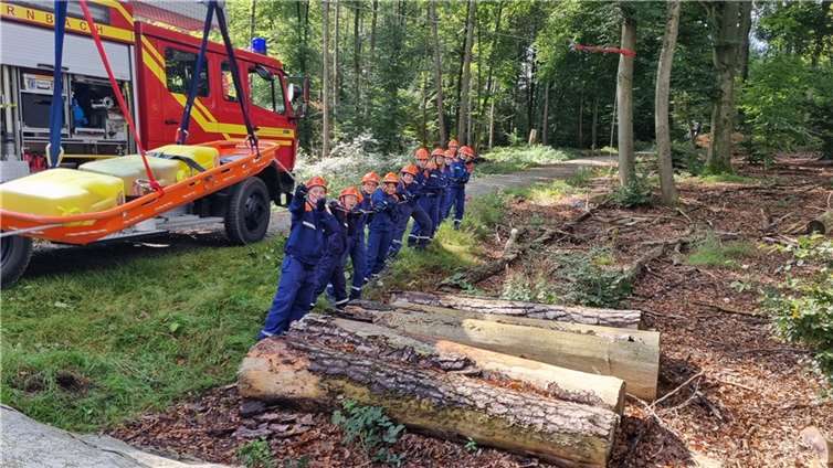 Mit viel Teamgeist und Engagement errichten die Jugendfeuerwehren Staudt und Dernbach eine Seilbahn im Wald. Fotos: : FW Dernbach Ww./ Kai Böhler
