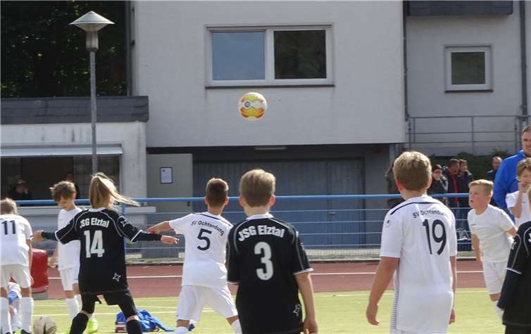 Mit viel Übersicht am Ball starteten die Kicker der E 1-Junioren in die Partie gegen die JSG Gering. Nach der Pause stellte sich etwas Sand in ihrem Getriebe ein.  privat