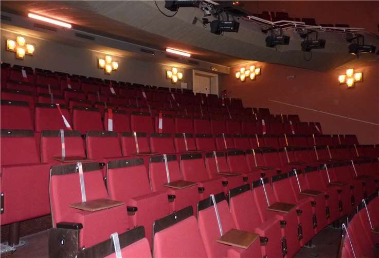 Mit viel Verantwortungsbewusstsein und Liebe zum Detail hatten dieTheatermacher ihr Hygienekonzept erarbeitet und umgesetzt. Man hatte buchstäblich „aus der Not eine Tugend gemacht. Foto: HE