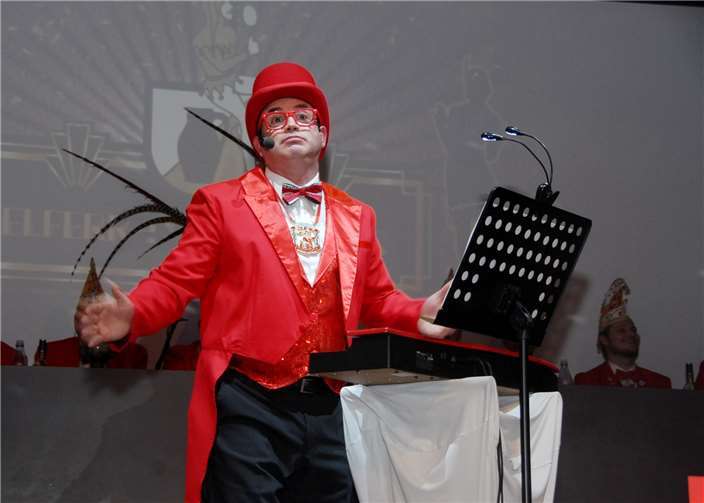 Mit viel Wortakrobatik textet Patrick Bühler im Elton-John-Outfit bekannte Melodien um.