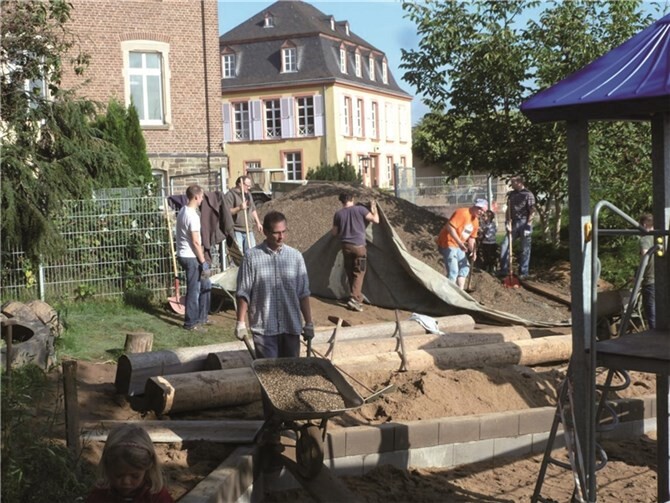 Mit viel eigenem Engagement ist es endlich geschafft. Die große Rutsch- und Kletteranlage auf dem unteren Außengelände konnte wieder zur Nutzung freigegeben werden. privat