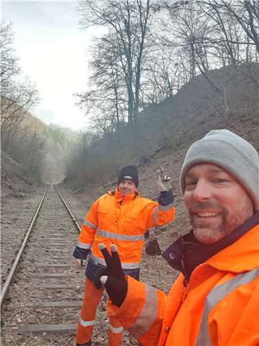 Mit viel guter Laune wurde die Strecke für die kommenden Brückenprüfungen hergerichtet.  Foto: Brexbachtalbahn e.V.