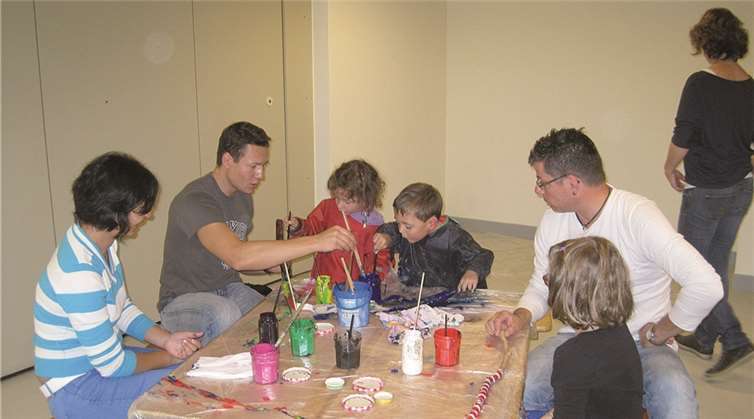 Mit viel kreativem Einsatz wurden die gesammelten Stöcke in bunte Schlangen verwandelt. privat