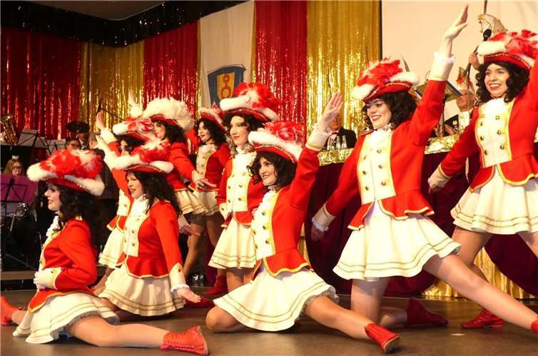 Mit viel sportlichem Schwung undansprechender Eleganz präsentierte die Prinzengarde ihren aktuellen Gardetanz. Fotos: TE