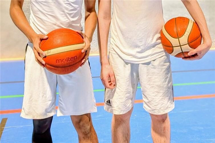 Mit viele Einsatz wollen Yamal und Denis zu Sport und Basketball begeistern