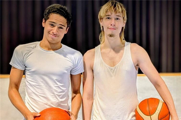 Mit viele Einsatz wollen Yamal und Denis zu Sport und Basketball begeistern.