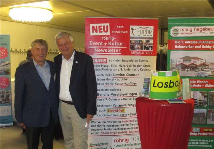 Mit vielen Aktionen unterstützen die röhrig-Kulturbühne und die röhrig-hagebaumärkte „Fly & Help“ zum Aufbau von Schulen in Ruanda. Hier auf dem Foto Hans Peter Röhrig und Reiner Meutsch.