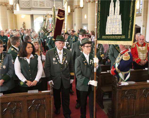Mit vielen Fahnen zogen die Schützen in die voll besetzte Kirche ein.