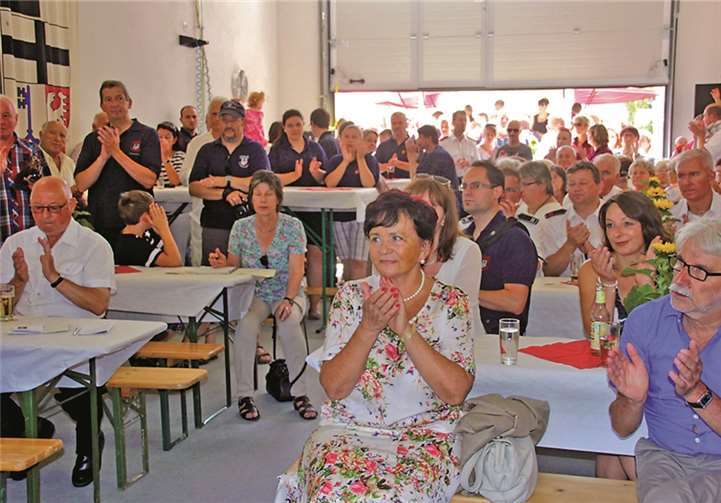 Mit vielen Gästen, Vertretern des Rates der Stadt und der Löschgruppen der FFW Rheinbach wurde die Einweihung und Segnung des neuen Gerätehauses gefeiert.