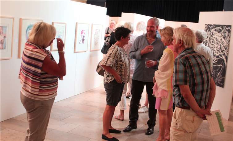 Mit vielen Vernissagebesuchern kam Werkstattleiter Martin Gredler in der Stadthalle ins Gespräch. DL