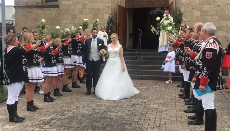 Mit vielen Verwandten und Freunden gaben sie sich in der Beller Pfarrkirche das Ja-Wort.privat