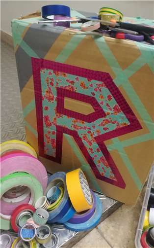 Tape Art: Kinder arbeiten mit Klebeband Mit vielen bunten Klebebändern können sich die kleinen Künstler austoben. Foto: Stadt Neuwied