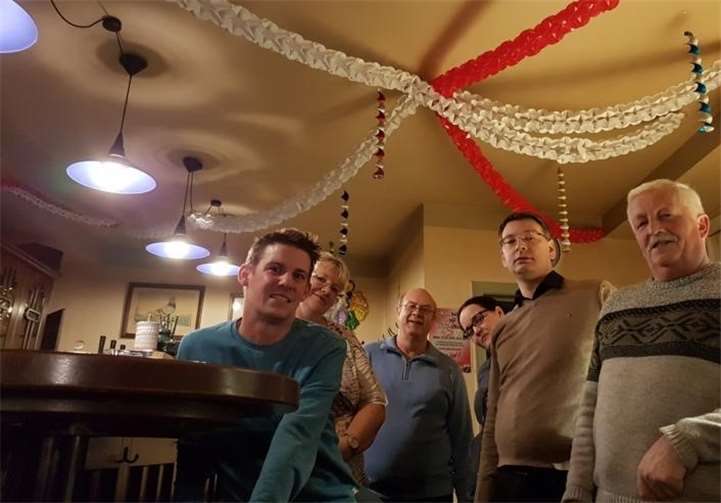 Mit vielen fleißigen Händen wurde das Vereinslokal rot-weiß dekoriert. privat