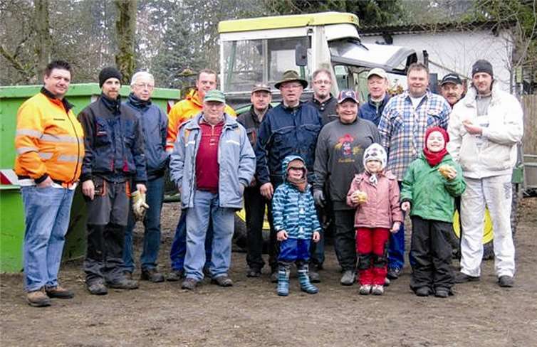 Mit vielen freiwilligen Helfern säuberte der HVV Lautzert die Umgebung des Heimatortes.privat