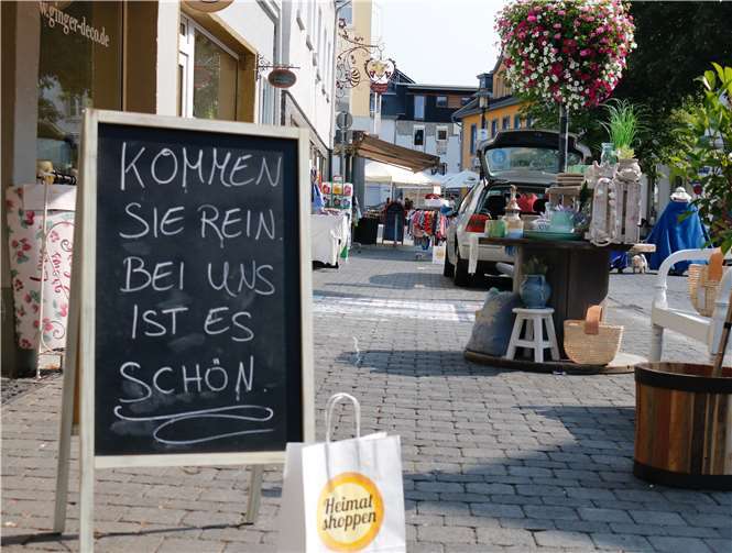 Hunderte Einkaufstüten werben für den Einkauf in Sinzig Mit vielfältigen Aktionen warb der Sinziger Einzelhandel für sein Angebot und besondere Leistungen.