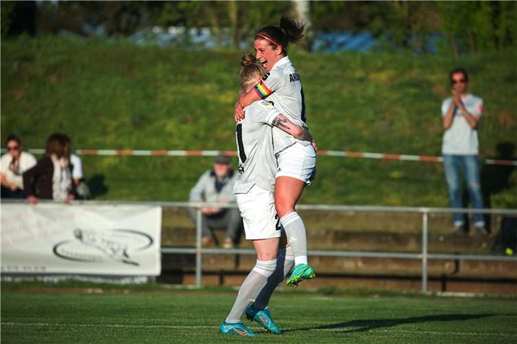 Mit vier Toren, alleine drei gegen Leipzig, erlebte SG99-Kapitänin Lisa Umbach, hier aufgesprungen auf Carolin Asteroth, eine Traumwoche. Fotos: Roland Schäfges - www.myfoto24.eu