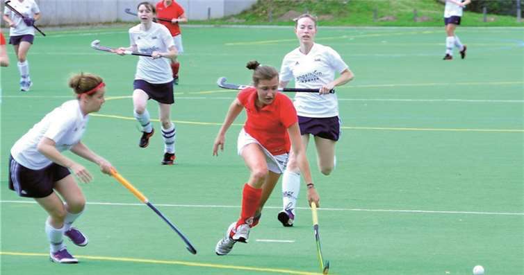 Mit vier Toren war Claire Selas (Bildmitte) vom Hockeyclub Rot-Weiß Koblenz die erfolgreichste Spielerin beim Auswärtsspiel in Neustadt. Axel Kuhlmann