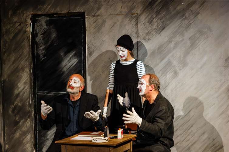 Mit vier restlos ausverkauften Vorstellungen haben die Mörzer ReziTäter ihr Publikum in das ebenso absurde wie unterhaltsame Universum von Mr. Pilks Irrenhaus entführt.