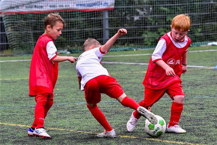 Training mit Profi-Trainern begeistert junge Kicker in Mayen Mit vollem Einsatz im Zweikampf. Foto: Peter Seydel