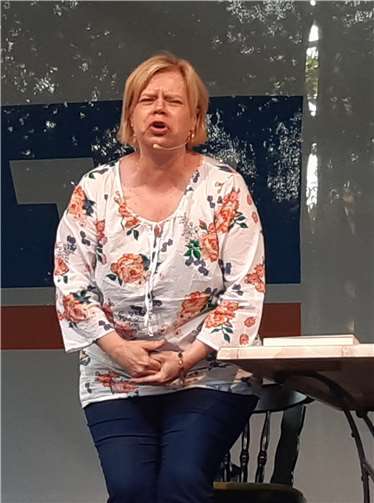 Mit vollem Einsatz präsentierte Isabelle Archan einen Auszug aus ihrer "MörderMitzi".