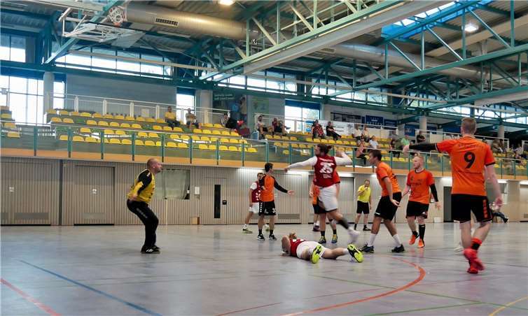 Mit vollem Einsatz starteten die Jungs in die beiden Testspiele. Nach einem Sieg gegen den HSV Rhein-Nette unterlag man der HSG Römerwall nur knapp. Foto: privat