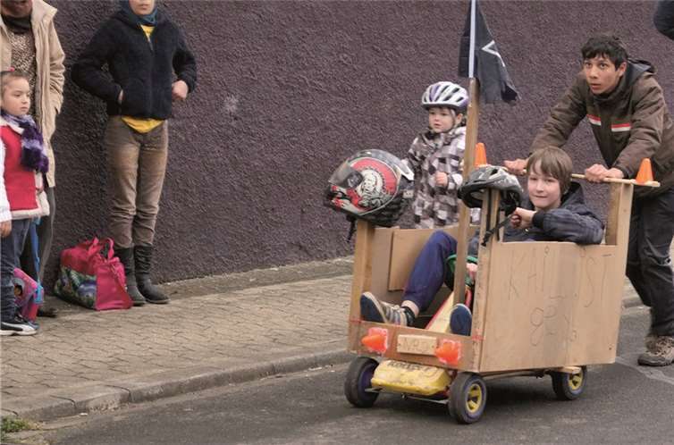 Mit vollem Einsatz wurden die Tische über die abgesperrte Unterstraße geschoben.TT