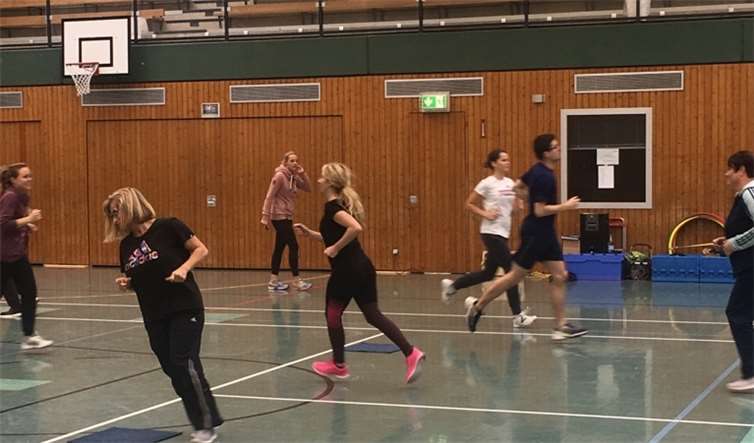 Mit vollem Körpereinsatz bei der Sache zeigten sich die Teilnehmenden am Bewegungsnachmittag.