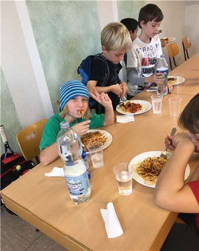 Mit vollem Magen spielt es sich besser.privat