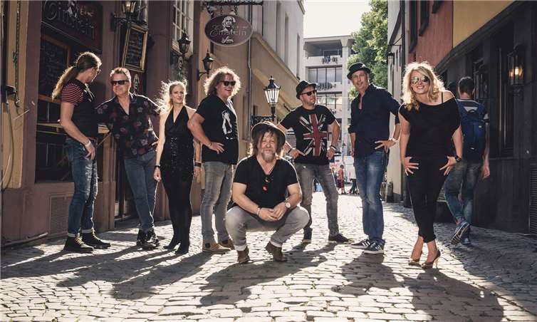 Mit voller Besetzung rocken sie normalerweise als Band M die Bühnen in Rheinland, Eifel und Westerwald. Seit einem Jahr aber mussten sie auf das heißgeliebte Live-Feeling verzichten und viele Bandmitglieder haben durch Corona harte Einschnitte erlitten. Foto: Andreas Fengler