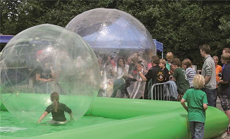 Mit von der Partie: Die beliebten Water Walking-Balls. privat