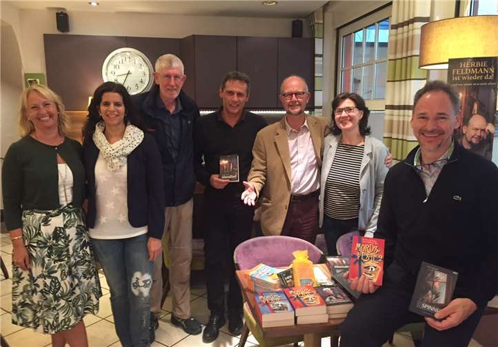 Mit von der Partie auch die beiden Erfolgsautoren Peter Friesenhahn und Dr. Carolin Gilbaya, die sich diesmal unter die Zuhörer gemischt hatten.