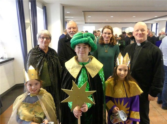 Mit von der Partie auch für den christlichen Segen auch Pastor Michael Wilhelm und Gemeindereferent Bernd Gilles mit den Sternsingern.