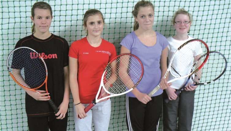 Mit (von links) Lisanne Brüggemann, Alisha Scholl, Lara Hemgesberg und Linda Sägebarth können vier Mädchen der Mannschaft U15 in Kobern-Gondorf unter idealen Bedingungen das Tennisspielen verbessern.privat