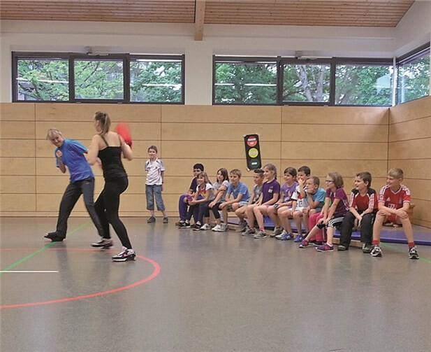 Mit weichen Schaumstoffpolstern konnten die Kinder beim Juli-Kurs üben, sich richtig zur Wehr zu setzen. Bei einer solchen übungsmäßigen Auseinandersetzung wird aber vorher festgelegt, wie hart geschlagen werden darf und welche Bereiche am Körper nicht getroffen werden dürfen. privat