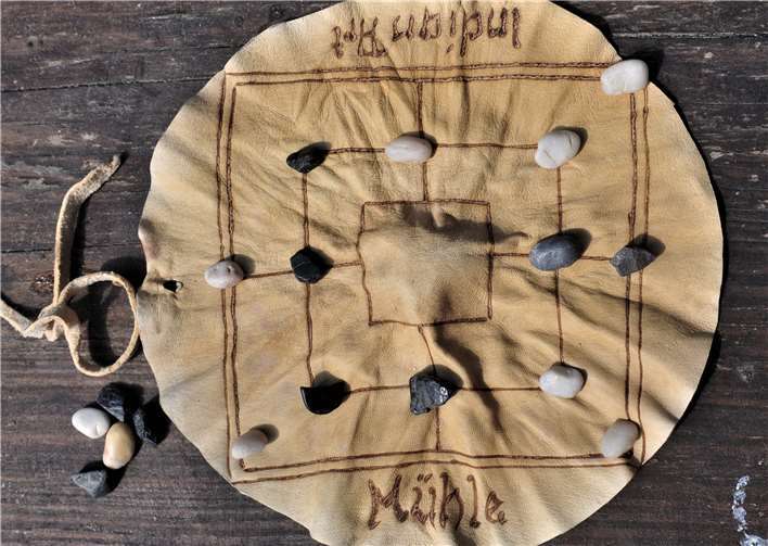 Praktisch für unterwegs: „Brett“-Spiele aus Leder und Filz Mit wenig Aufwand kann man aus überall erhältlichenMaterialien ein ganz persönliches "Brett"-Spiel herstellen.