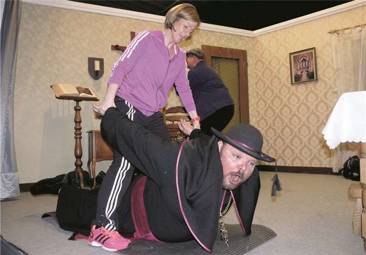 Mit wenigen Handgriffen legt die flotte Aerobic-Lehrerin Heidi Blum (Birgit Bohlen) den übergewichtigen Domkapitular Dr. Jüngling (Andreas Katschwitz) aufs Kreuz.