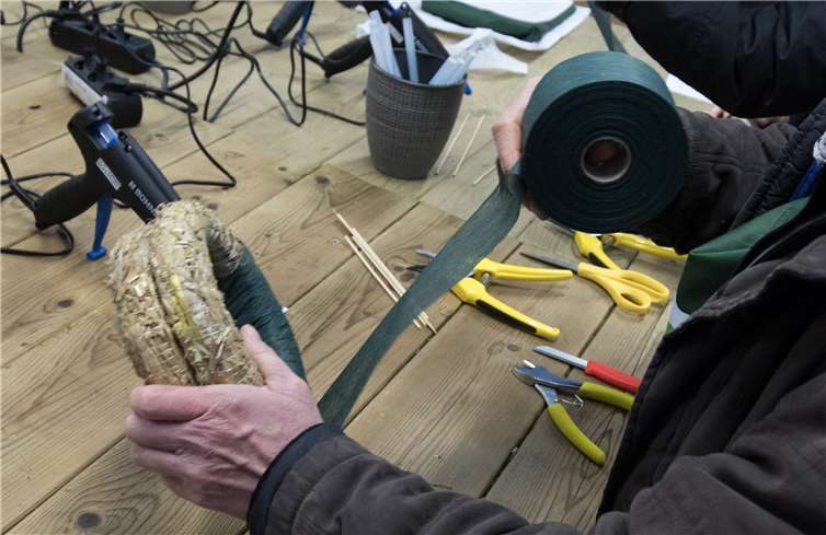 Mit wenigen Handgriffen stellten die Teilnehmerinnen unter sachkundiger Anleitung ansehnliche Dekorationsobjekte her.