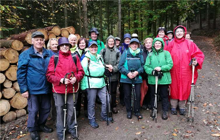 Mit wetterfester Kleidung schützten sich die Wanderer vor dem Regen. Foto: privat