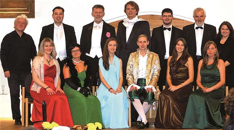 Mit wunderbaren Kostümen und Szenen wird das Vokalensemble die Bühne beleuchten.privat