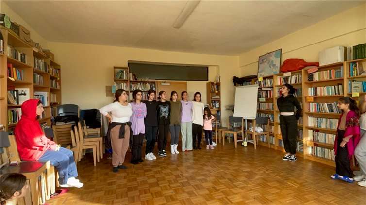 Mit zehn jungen kurdischen Frauen fand ein weiteres iMpuls-Café in den Räumen der Frauenbegegnungsstätte UTAMARA e.V. statt. Fotos: privat