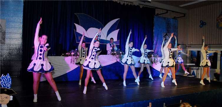 Mit zwei Auftritten begeisterte die Seniorinnen- Garde der Blau-Weißen Cometen.