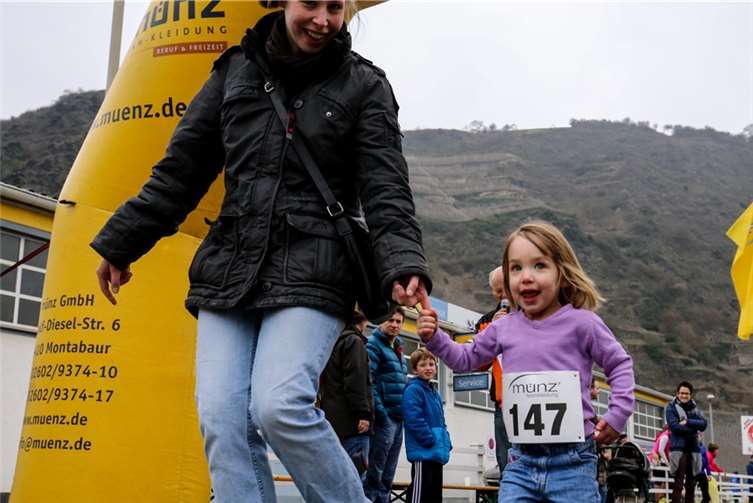 Mit zwei Jahren war Stefanie Veit die jüngste Läuferin, gemeinsam mit ihrer Mutter lief sie strahlend ins Ziel.  