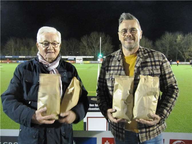 Mit zwei Pfund Kaffee im Arm ist Mirco Schopp (rechts) schon vor Beginn des Fußballspiels gegen Niederahr anzusehen, dass er mit einem Sieg seiner Mannschaft rechnet. Gleichzeitig freut er sich darüber, dass Eine-Welt-Vorsitzender Hans-Joachim Schmitz mit fair gehandeltem Kaffee des Weltladen Linz auf den Kaiserberg gekommen ist. Foto: Weltladen Linz