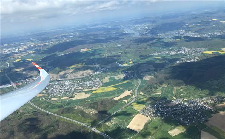 Mit zwei Segelflugzeugen über dem unteren Ahrtal mit Heimersheim, Löhndorf und Bad Bodendorf sowie Remagen und das Rheintal (v.li.n.re.).